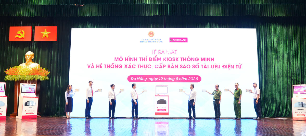 Các đại biểu thực hiện nghi thức ra mắt mô hình Trạm dịch vụ công số tại thành phố Đà Nẵng