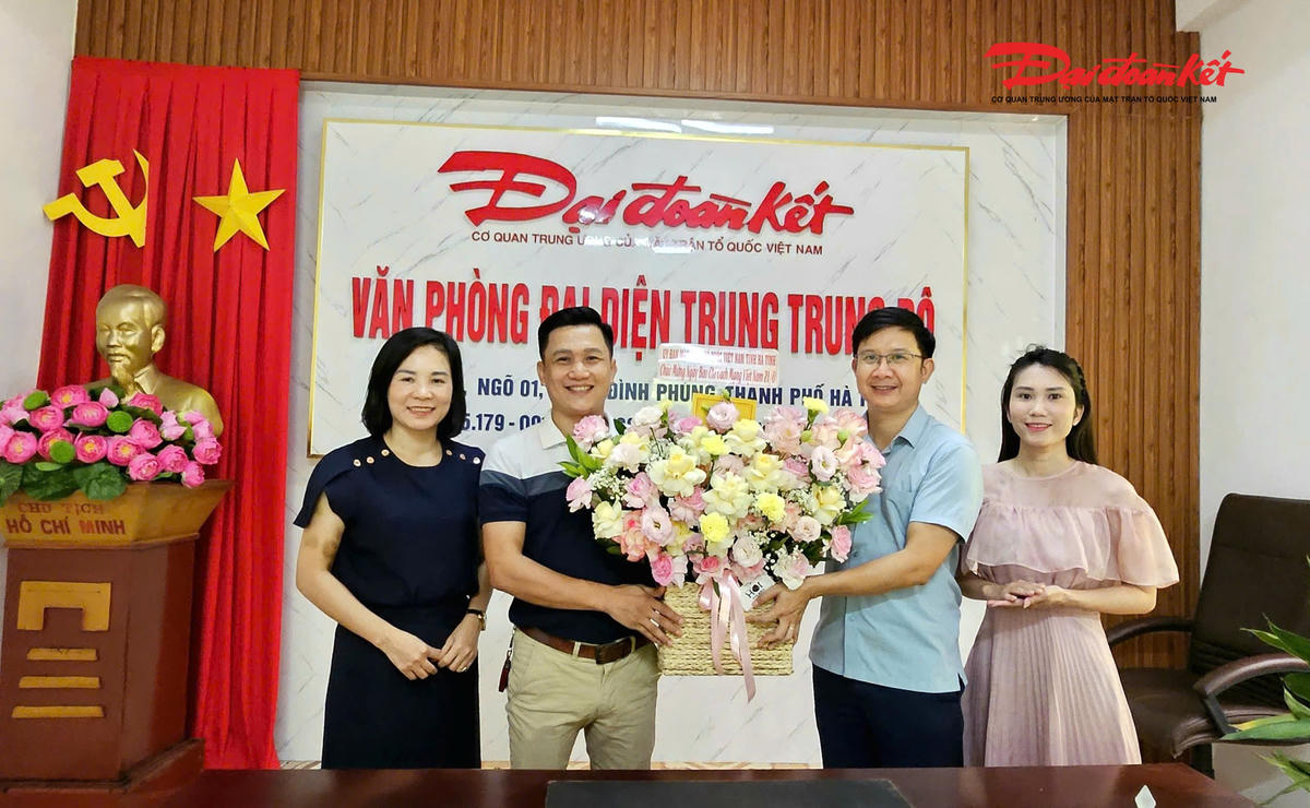 Đại diện Ủy ban MTTQ Việt Nam tỉnh Hà Tĩnh chúc mừng cán bộ, phóng viên Báo Đại đoàn kết khu vực Trung Trung Bộ. Ảnh: CK.