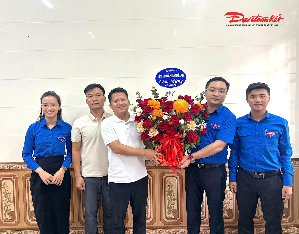 Ban Thường vụ Tỉnh đoàn Nghệ An chúc mừng Báo Đại đoàn kết nhân dịp kỷ niệm 101 năm ngày Báo chí cách mạng Việt Nam. Ảnh: ĐB