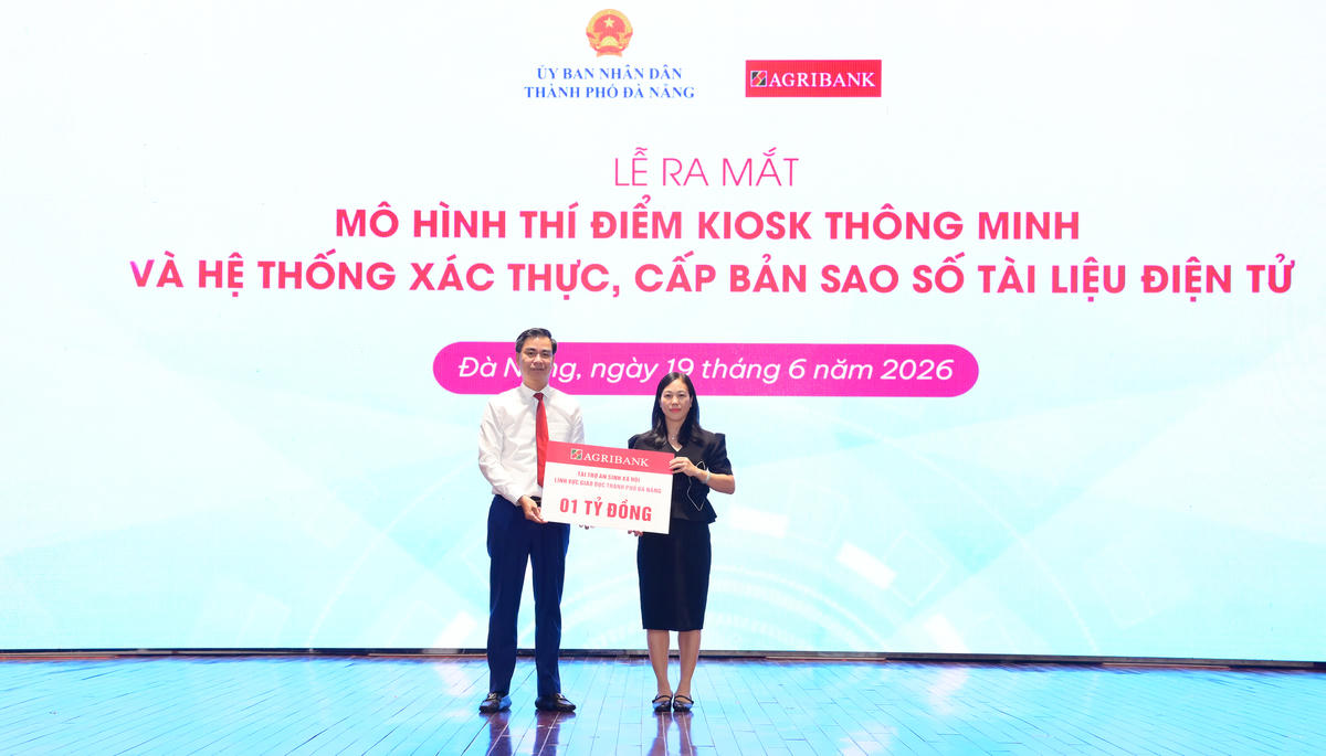 Đồng chí Lê Xuân Trung - Thành viên Hội đồng thành viên Agribank trao tặng khoản tài trợ an sinh xã hội trong lĩnh vực giáo dục trị giá 01 tỷ đồng cho thành phố Đà Nẵng