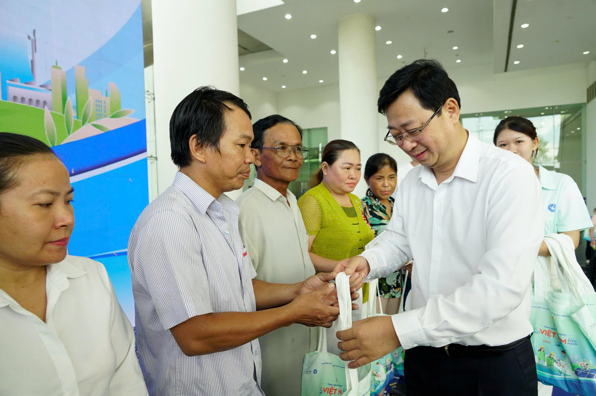 Ông Cao Xuân Thạo - Phó Chủ tịch Ủy ban Trung ương MTTQ Việt Nam trao quà cho công nhân tại chương trình. Ảnh: Q.Đ.