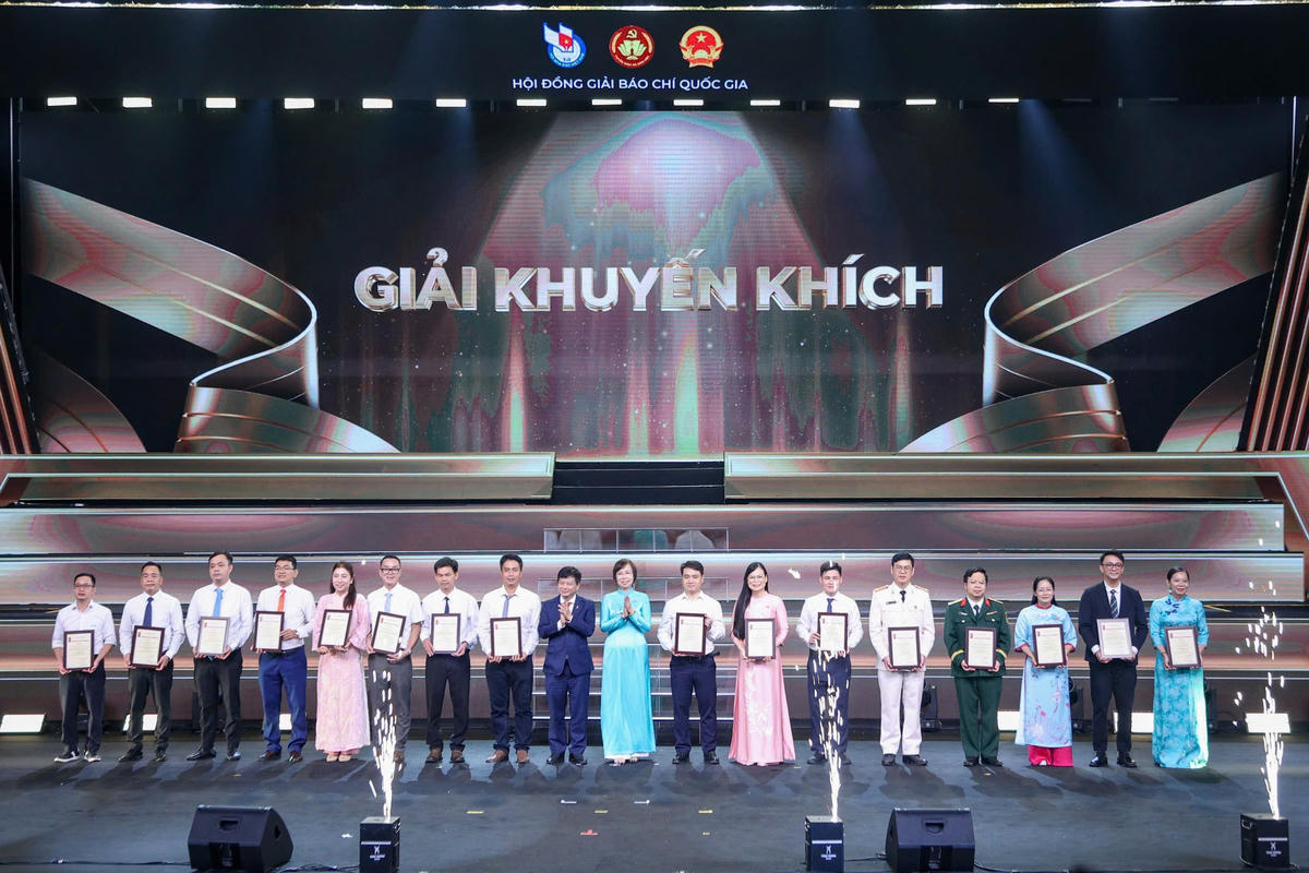 Các tác giả, nhóm tác giả có tác phẩm đạt Giải Khuyến khích nhận giải.