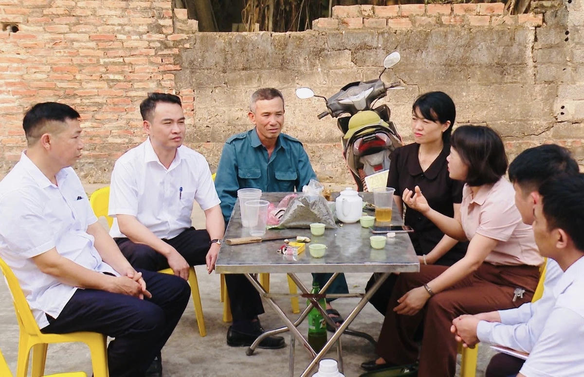 Lãnh đạo UBND và Ủy ban MTTQ Việt Nam xã Ứng Hòa đến từng hộ dân có đất thu hồi triển khai các dự án trọng điểm để tuyên truyền, vận động bàn giao mặt bằng.