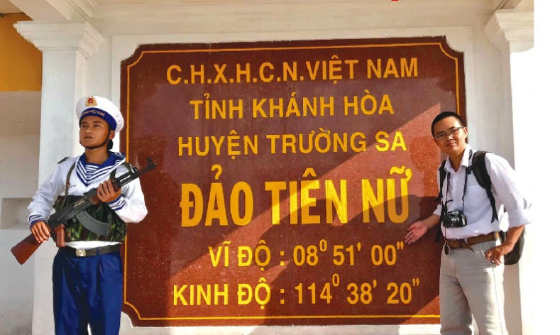 Tác giả bài viết trên đảo Sinh Tồn trong chuyến công tác năm 2022.