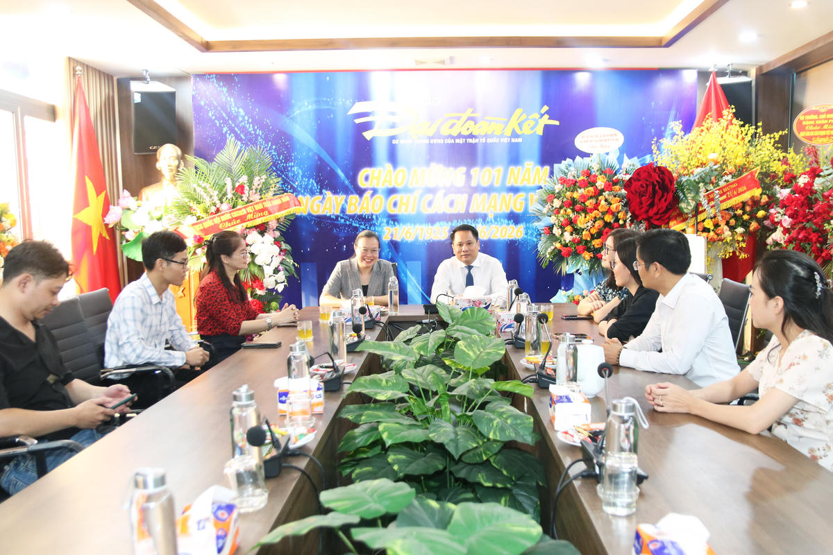 Tổng Biên tập Báo Đại đoàn kết Trương Thành Trung thân mật tiếp Đoàn đại biểu Ủy ban MTTQ Việt Nam tỉnh Bắc Ninh.