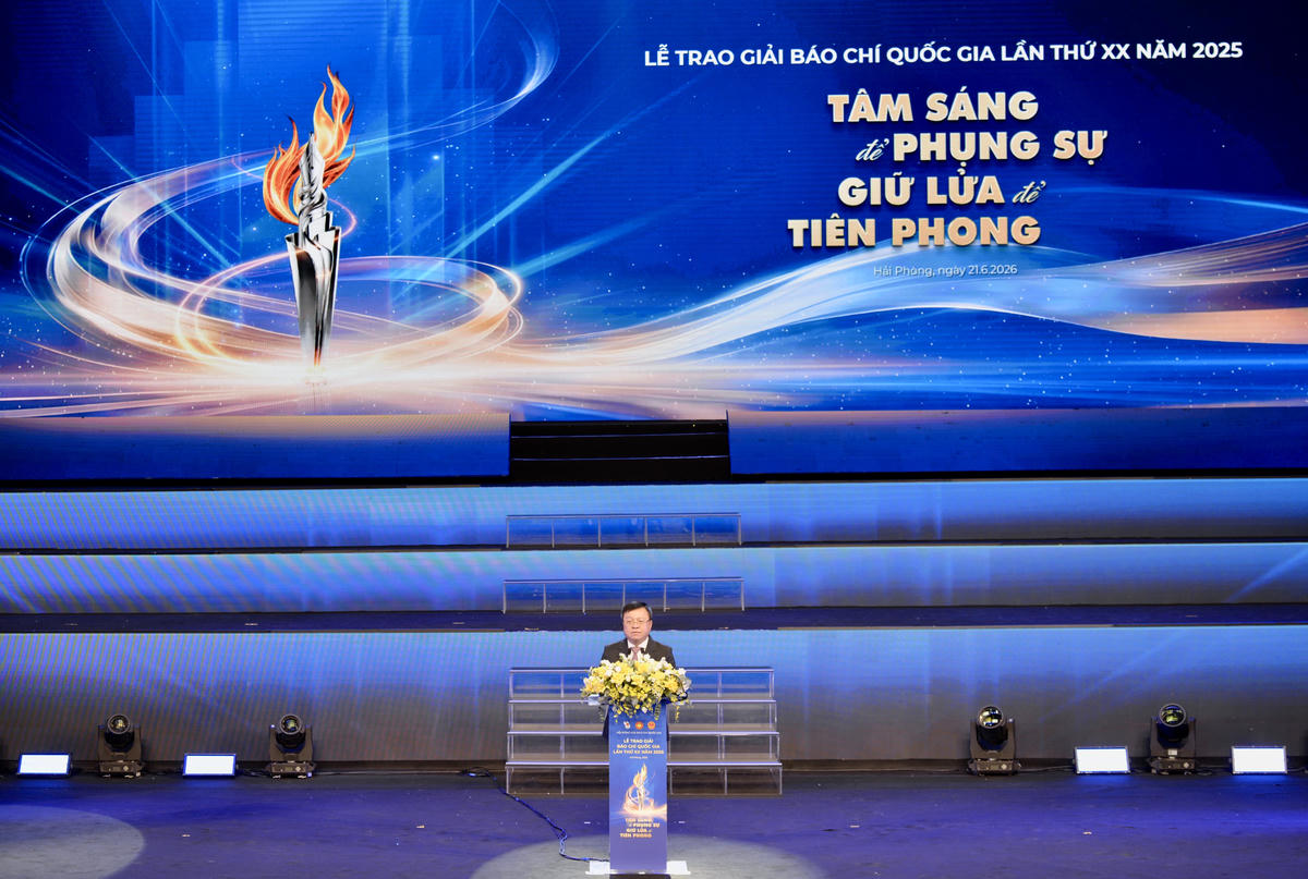 Ủy viên Trung ương Đảng, Phó Trưởng ban Tuyên giáo và Dân vận Trung ương, Tổng Biên tập Báo Nhân Dân, Chủ tịch Hội Nhà báo Việt Nam Lê Quốc Minh phát biểu khai mạc Lễ trao Giải Báo chí quốc gia lần thứ XX.