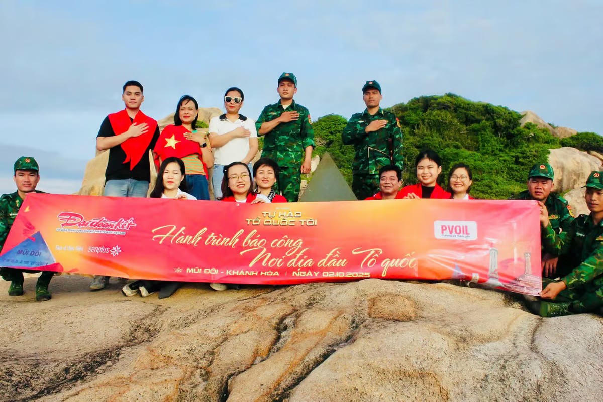 Khoảnh khắc đón bình minh đầu tiên của đất liền Việt Nam tại Mũi Đôi (Khánh Hòa) trong sự kiện “Tự hào Tổ quốc tôi”. Ảnh: Xuân Hiếu.