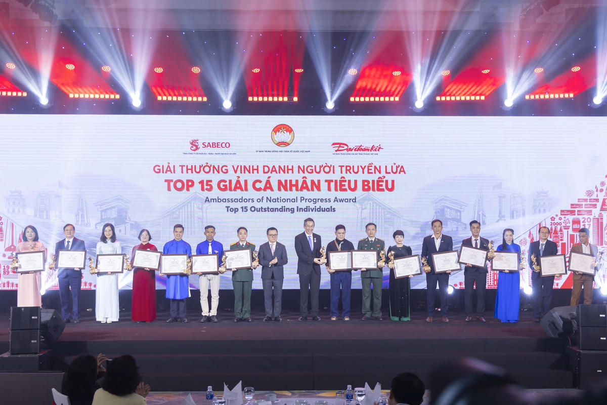 Top 15 cá nhân tiêu biểu nhận Giải thưởng “Vinh danh Người truyền lửa”. Ảnh: Quang Vinh.