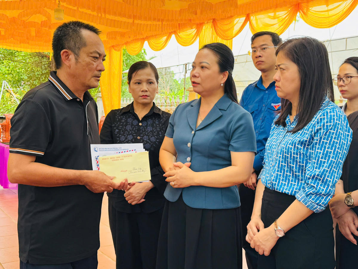 Đoàn công tác thăm hỏi, động viên gia đình người bị hại.