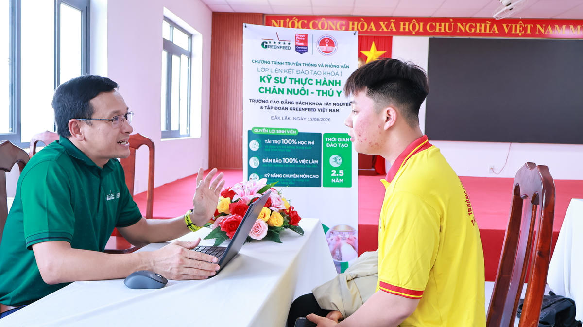 Đại diện Tập đoàn GreenFeed Việt Nam tổ chức phỏng vấn sinh viên của trường tham gia học lớp liên kết đào tạo kỹ sư thực hành chăn nuôi - thú y.