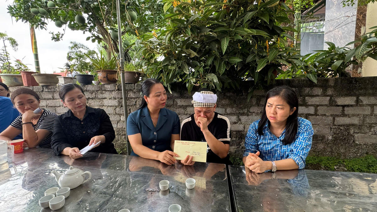 Bà Ngụy Thị Tuyến cùng đoàn công tác thăm hỏi, chia sẻ và động viên gia đình ông Cao Xuân Hinh, tại tổ dân phố Tân Thành, phường Đa Mai