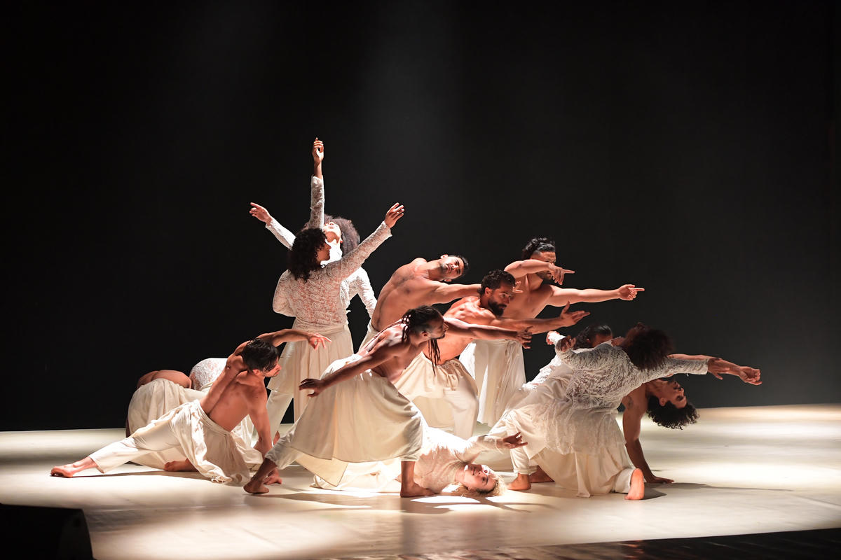Quy tụ 14 vũ công trưởng thành từ street dance và hip-hop, tác phẩm mở ra một không gian sân khấu vừa mãnh liệt, giàu năng lượng, vừa sâu lắng và giàu tính chiêm nghiệm.