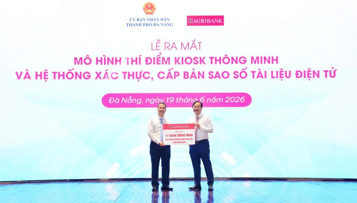 Đồng chí Tô Huy Vũ - Chủ tịch Hội đồng thành viên Agribank trao biểu trưng tài trợ 11 Trạm dịch vụ công số phục vụ người dân&nbsp;thành phố Đà Nẵng&nbsp;