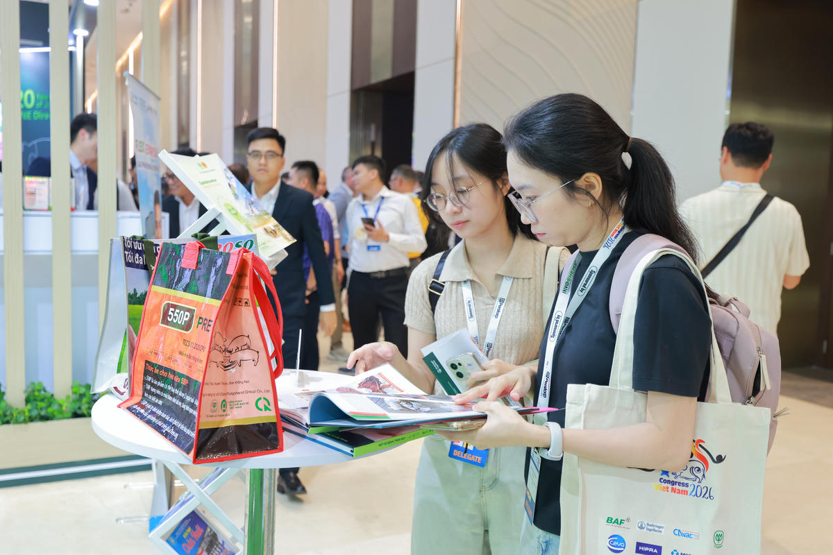 Khách tham quan và tìm hiểu các giải pháp chăn nuôi hiện đại được giới thiệu tại gian hàng C.P. Việt Nam trong khuôn khổ IPVS 2026. Ảnh: C.P. Việt Nam