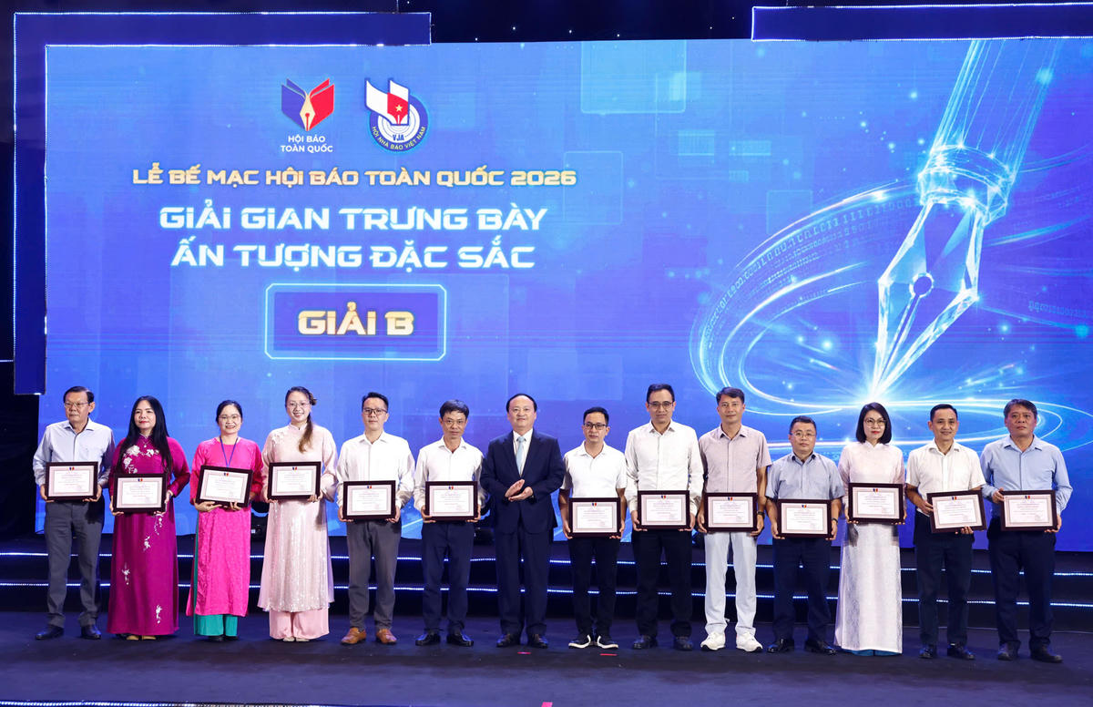Ban Tổ chức trao Giải Gian trưng bày ấn tượng đặc sắc cho các đơn vị.
