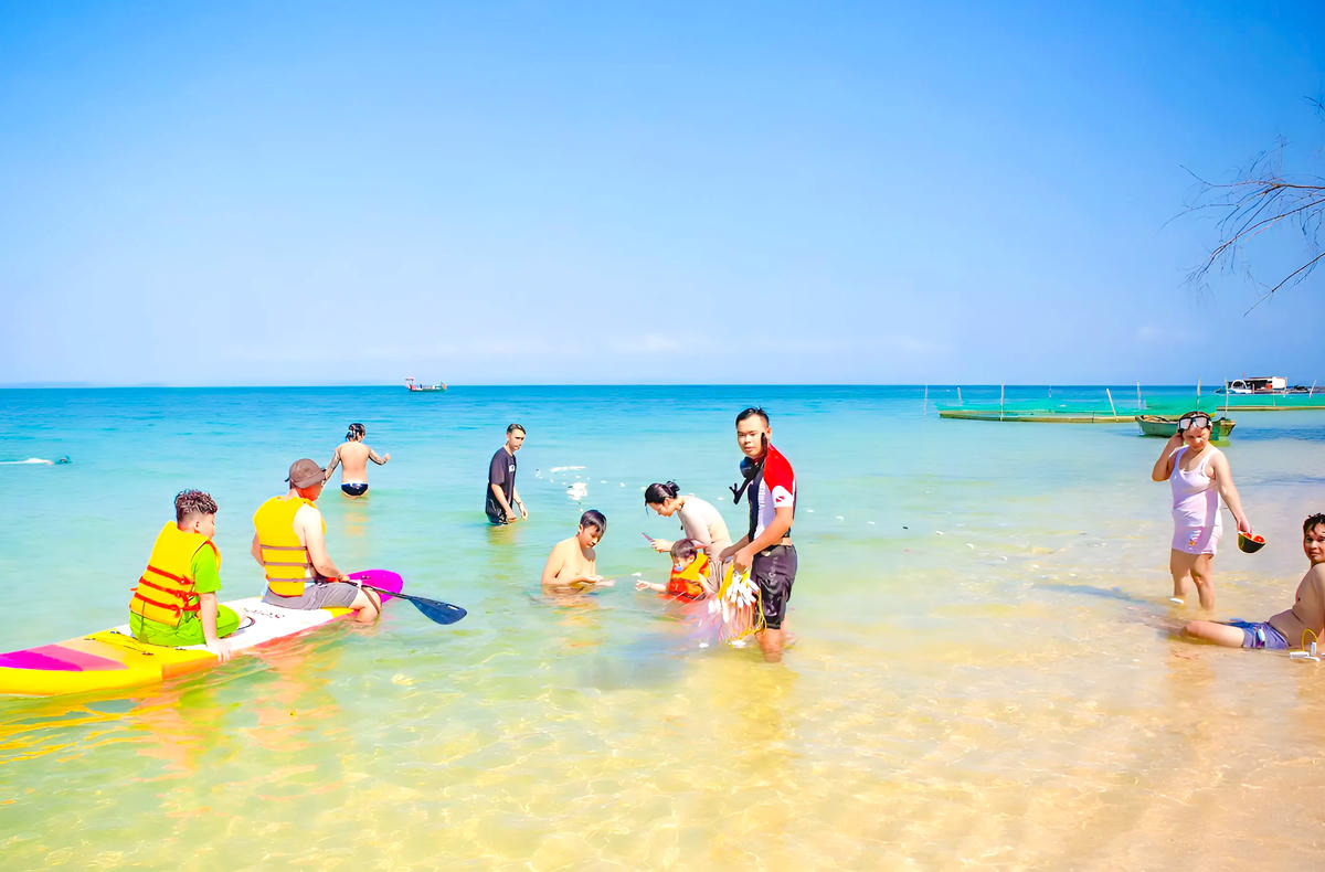 Làng chài ở Phú Quốc với vẻ đẹp yên bình, người dân chân chất khiến du khách thích thú tìm đến khám phá.