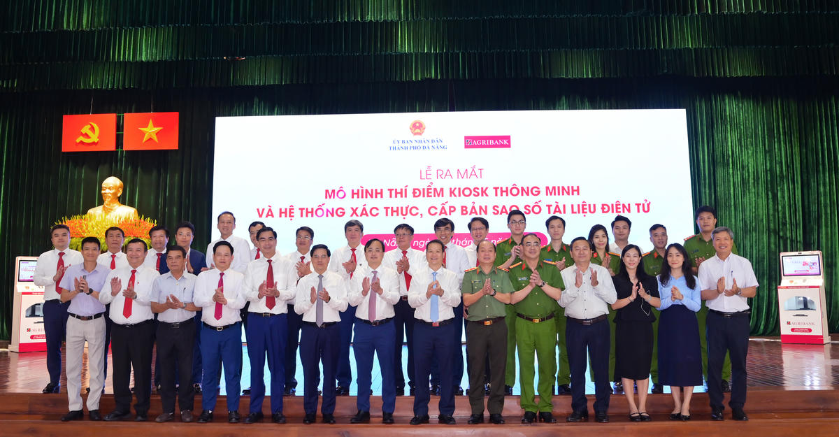 Các đại biểu chụp hình lưu niệm tại buổi lễ