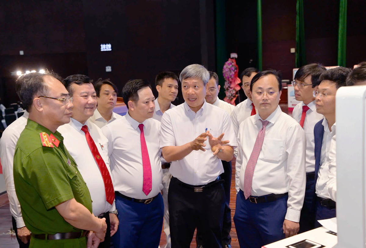 Các đại biểu trải nghiệm dịch vụ xác thực, cấp bản sao số tài liệu điện tử trên Trạm dịch vụ công số do Agribank tài trợ tại thành phố Đà Nẵng