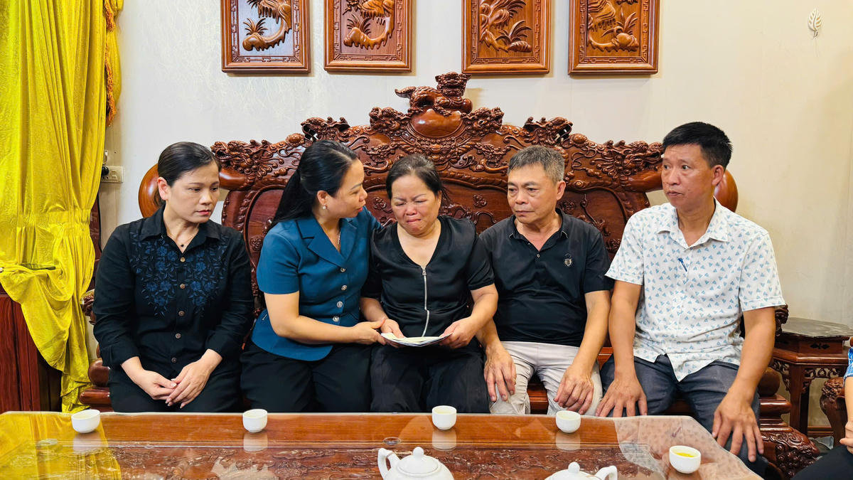 Bà Ngụy Thị Tuyến cùng các thành viên trong đoàn thăm hỏi, chia buồn sâu sắc mong gia đình sớm vượt qua mất mát, đau thương, ổn định cuộc sống