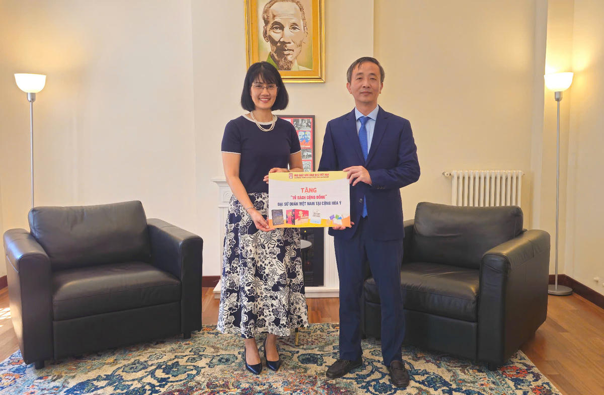 Ông Nguyễn Chí Bính, Phó Tổng Giám đốc NXBGDVN trao tặng “Tủ sách cộng đồng” cho Bà Nguyễn Phương Anh, Đại sứ Đặc mệnh toàn quyền nước Cộng hòa xã hội chủ nghĩa Việt Nam tại Cộng hòa Ý..