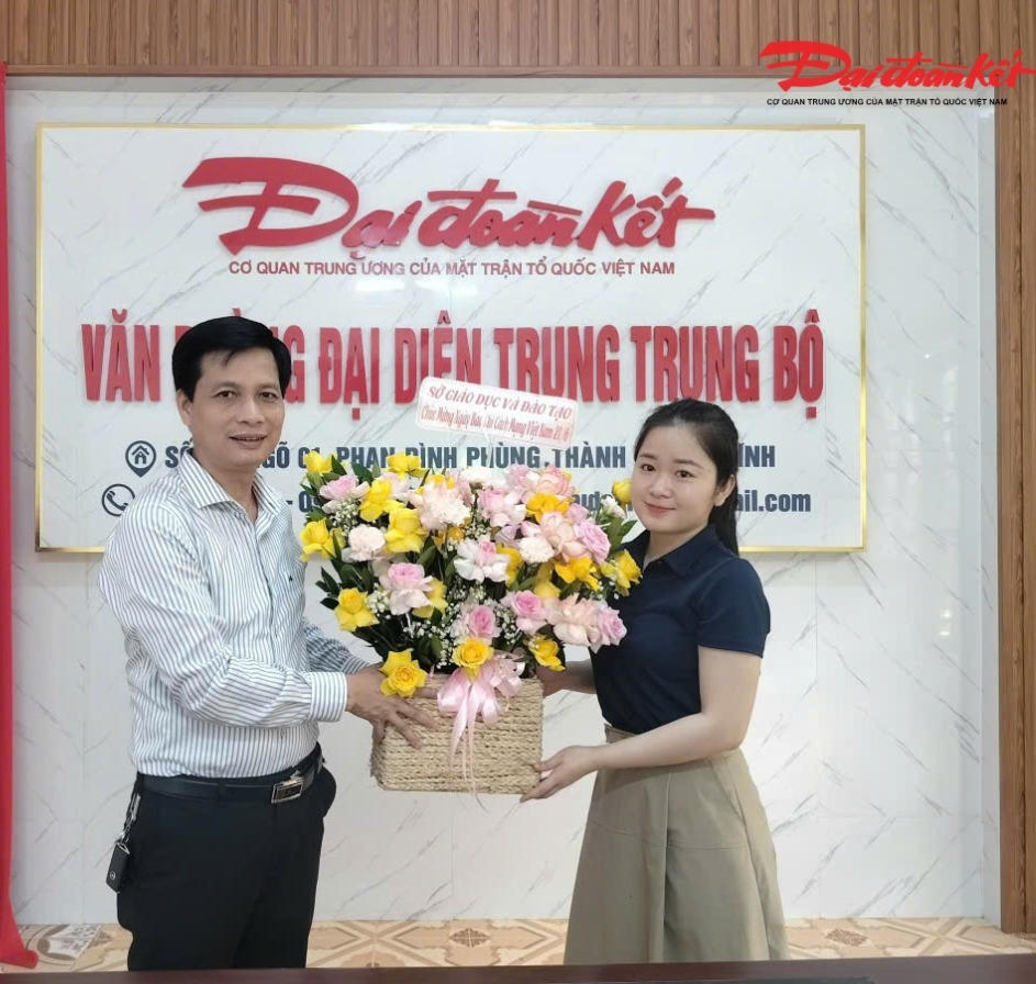 Đại diện Sở Giáo dục và Đào tạo tỉnh Hà Tĩnh chúc mừng. Ảnh: HN.