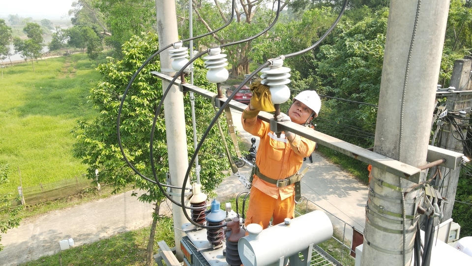 Chỉnh trang, vệ sinh, xử lý khiếm khuyết trên đường dây