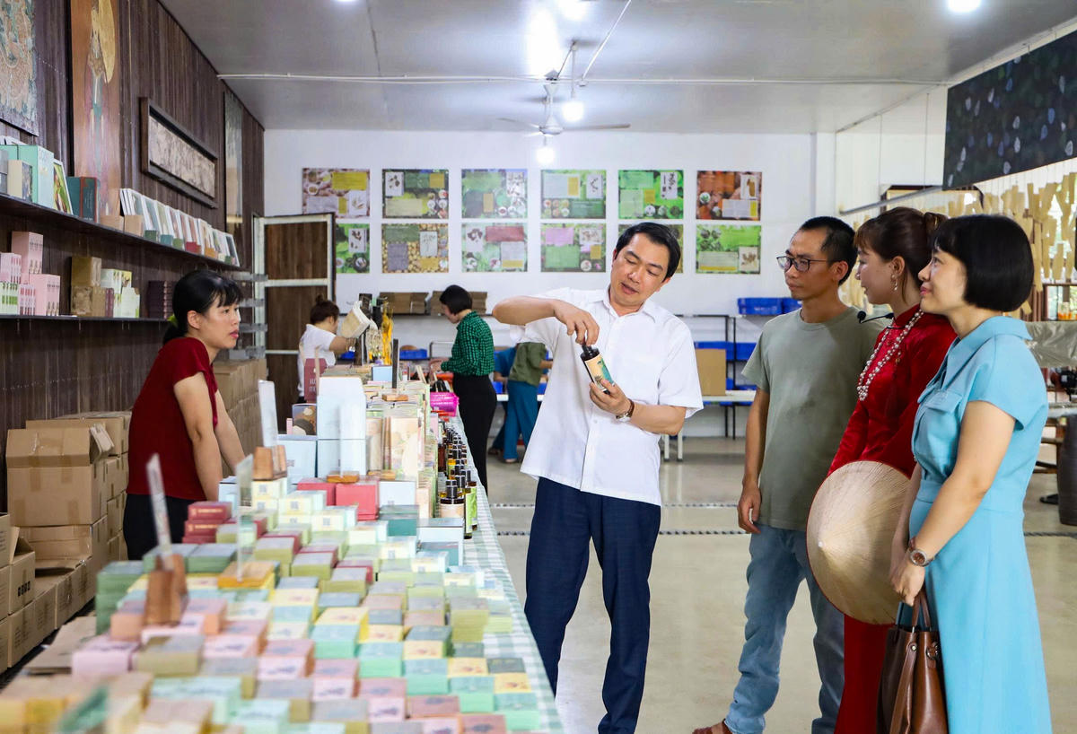 Các sản phẩm được sản xuất tại HTX Sinh Dược. Ảnh: Đình Minh
