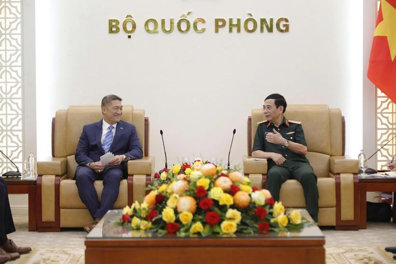 Đại tướng Phan Văn Giang, Ủy viên Bộ Chính trị, Phó Thủ tướng Chính phủ, Bộ trưởng Bộ Quốc phòng tiếp Quyền Bộ trưởng Bộ Hải quân Hoa Kỳ Hùng Cao - Ản: Nguyễn Hoàng