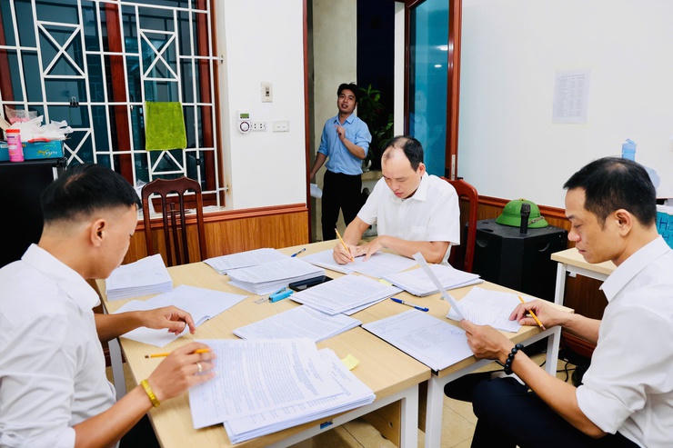 Không chỉ làm việc tại cơ quan, các cán bộ chuyên môn còn thường xuyên xuống từng thôn, từng hộ dân để hướng dẫn hoàn thiện hồ sơ, xác minh nguồn gốc đất, kiểm tra hiện trạng sử dụng đất và giải đáp các thắc mắc phát sinh.