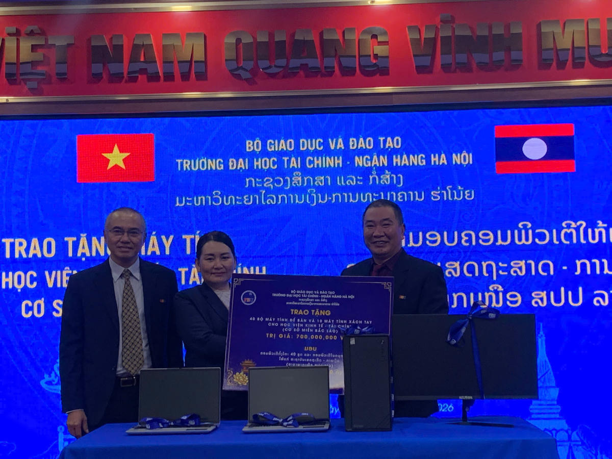 Trường Đại học Tài chính Ngân hàng Hà Nội trao tặng 50 bộ máy tính cho Học viện Kinh tế - Tài chính cơ sở Bắc Lào.