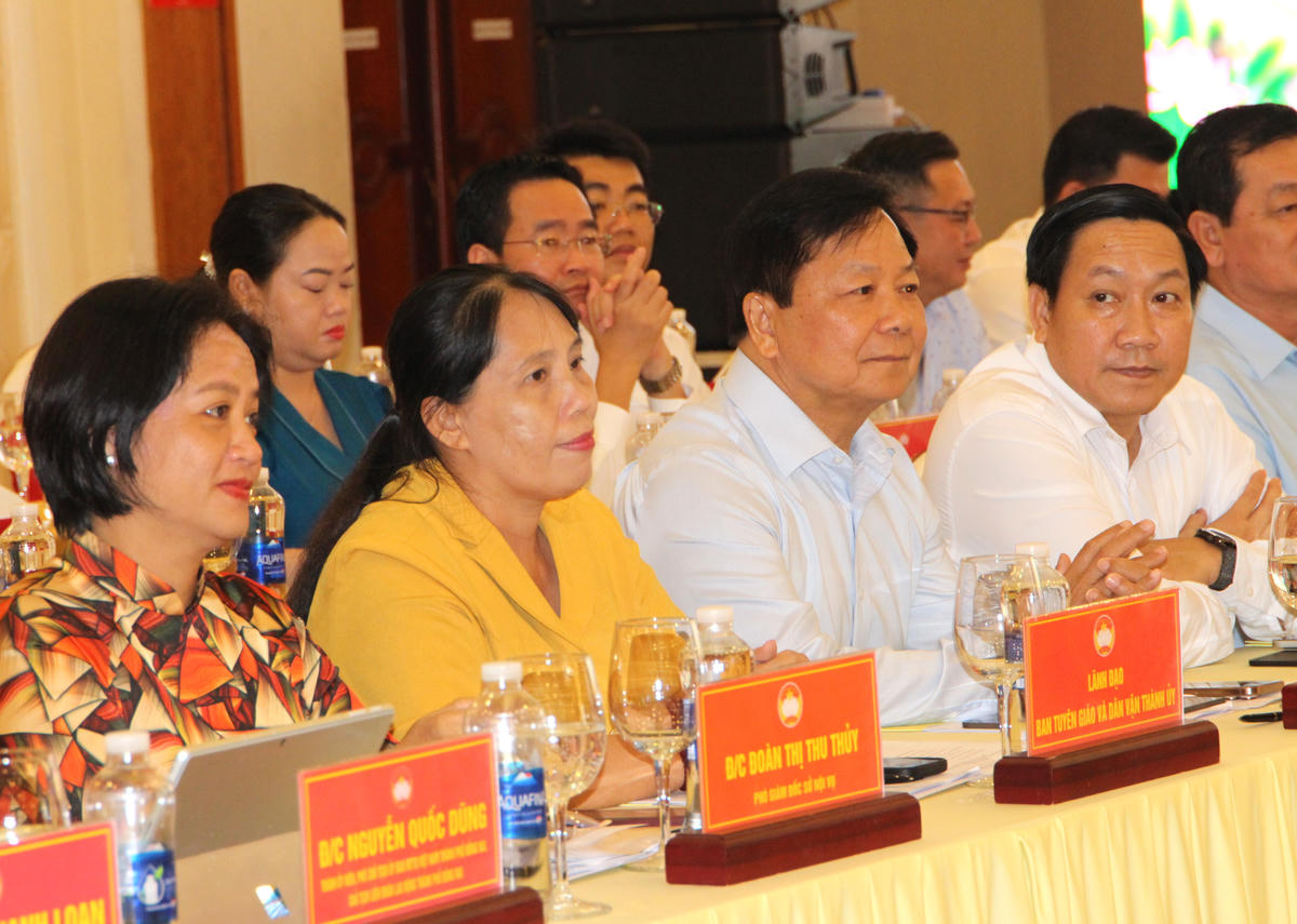Các đại biểu là lãnh đạo cơ quan Mặt trận các tỉnh, thành phố trong cụm thi đua dự hội nghị. Ảnh: Q.Định.