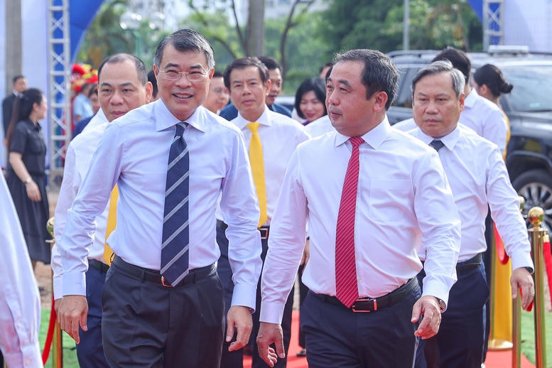 Thủ tướng Chính phủ Lê Minh Hưng đến dự lễ khởi công đồng thời 5 tuyến đường sắt đô thị và 3 dự án nhà ở cho thuê trên địa bàn Hà Nội - Ảnh: Nhật Bắc