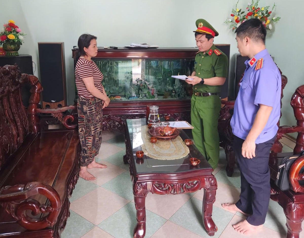 Công an tỉnh Hưng Yên đọc quyết định khởi tố bị can đối với Phạm Thị Bích Ngọc.