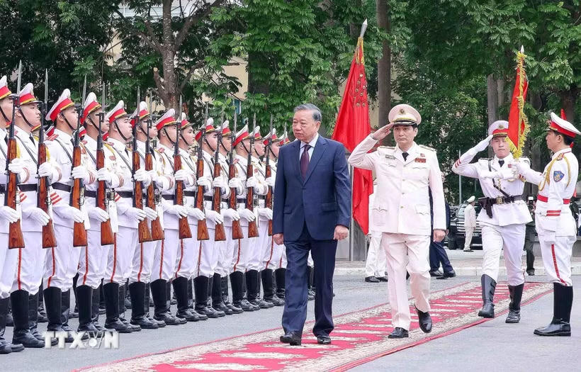 Tổng Bí thư, Chủ tịch nước Tô Lâm duyệt Đội danh dự Công an nhân dân. (Ảnh: Thống Nhất/TTXVN).