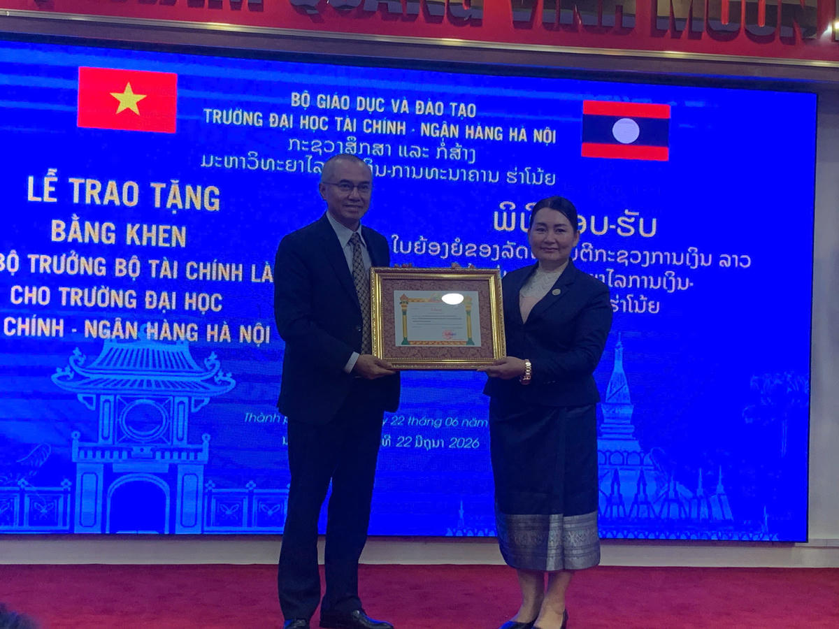 Thừa ủy quyền Bộ trưởng Bộ Tài chính nước CHDCND Lào, TS. Vongphachanh Vongpadith, Giám đốc Học viện Kinh tế - Tài chính cơ sở miền Bắc, trao Bằng khen của Bộ trưởng Bộ Tài chính Lào cho GS.TS Hoàng Trần Hậu, Chủ tịch Hội đồng giám sát giáo dục FBU.