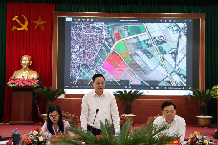 Bùi Văn Sáng, Bí thư Đảng ủy, Chủ tịch HĐND xã Tam Hưng chỉ đạo thực hiện công tác GPMB tại hội nghị BCH ngày 19/5/2026