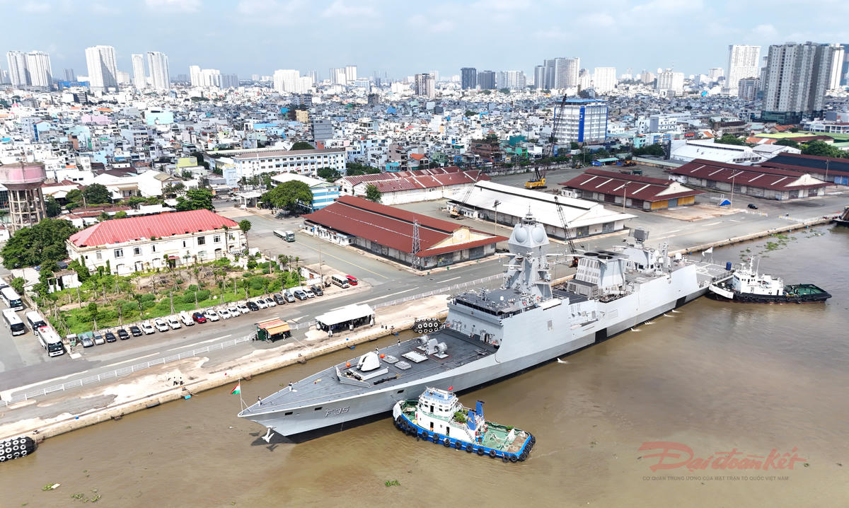 Tàu INS UDAYGIRI cập cảng Khánh Hội, TP Hồ Chí Minh. Ảnh: Quang Tiến.
