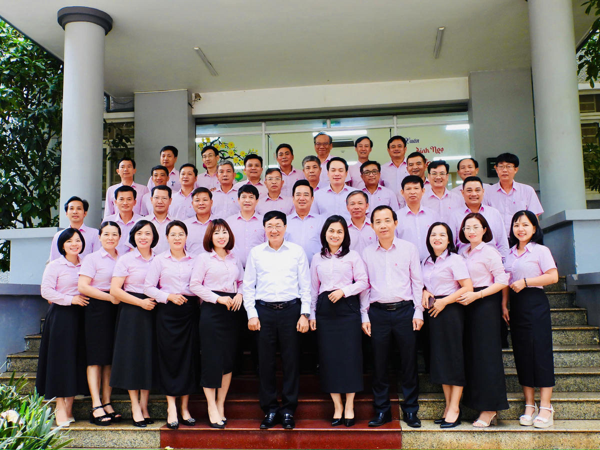 Các đại biểu chụp ảnh lưu niệm