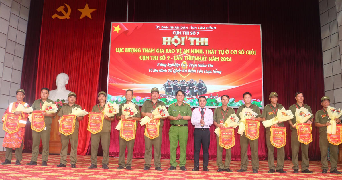 Trao Cờ lưu niệm từ Ban Tổ chức hội thi cho 11 đội dự thi Cụm số 9.