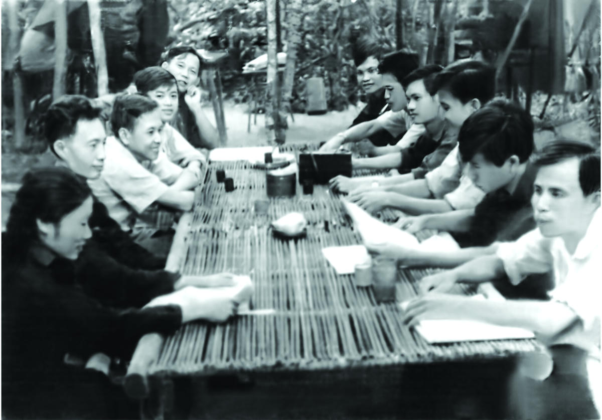 Một buổi họp Ban Biên tập Báo Giải Phóng năm 1969 (người trong cùng bên trái là Tổng Biên tập Thép Mới, kế đó là Luật sư Trương Trọng Nghĩa). Ảnh: NVCC.
