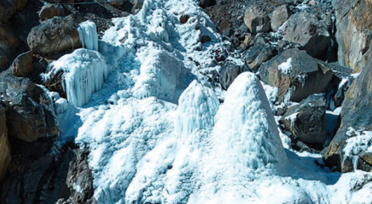 Nước phun thẳng đứng đóng băng, tạo thành các tháp băng. Ảnh: Acres of Ice.
