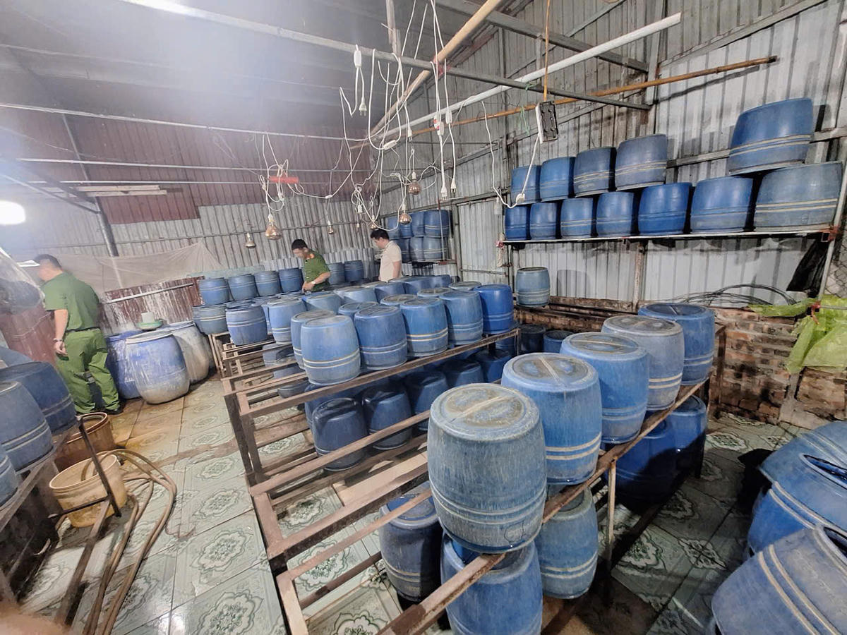 Công an xã Như Quỳnh, tỉnh Hưng Yên kiểm tra cơ sở sản xuất giá đỗ của Đ.T.Y. trên địa bàn.