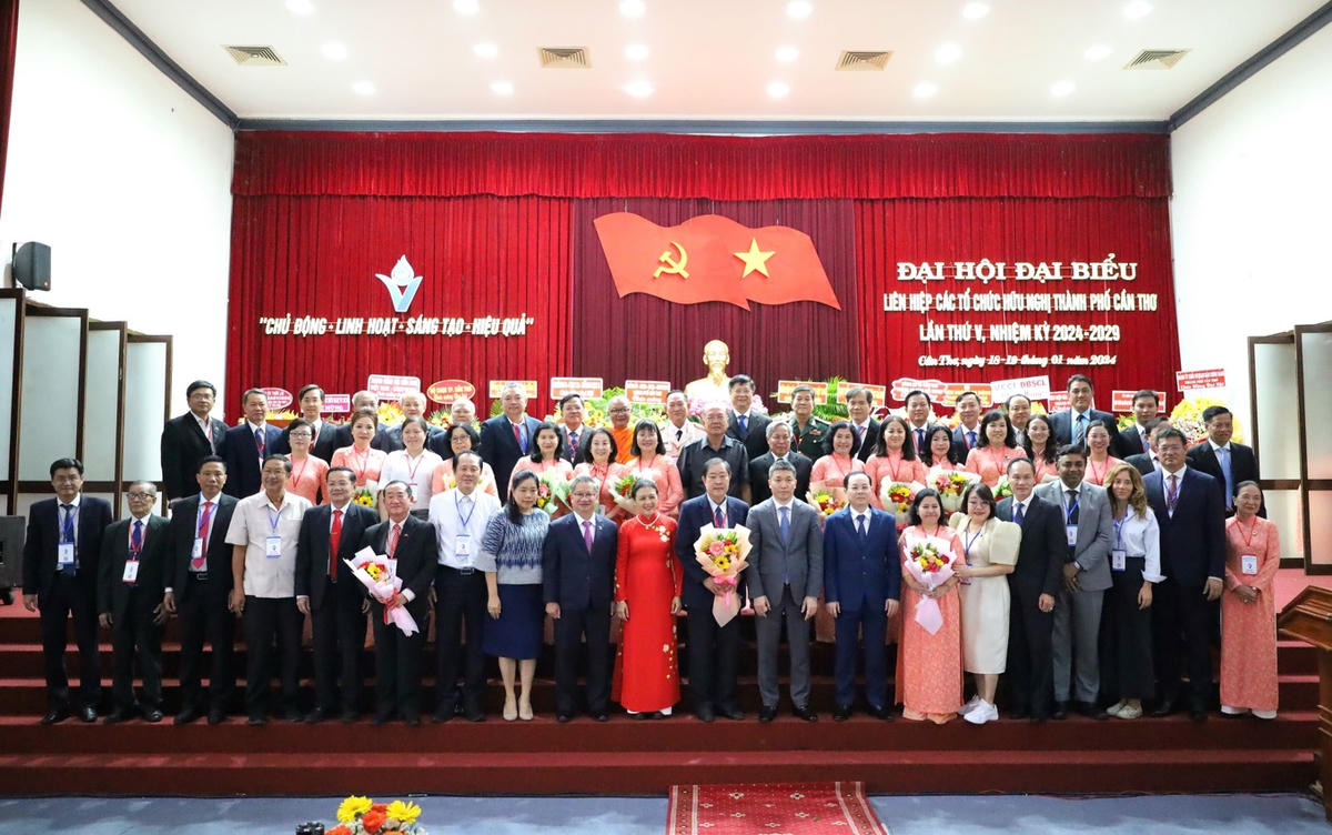 Các đại biểu chụp hình lưu niệm cùng Ban chấp hành Liên hiệp các tổ chức hữu nghị TP. Cần Thơ khóa V, nhiệm kỳ 2024 - 2029.