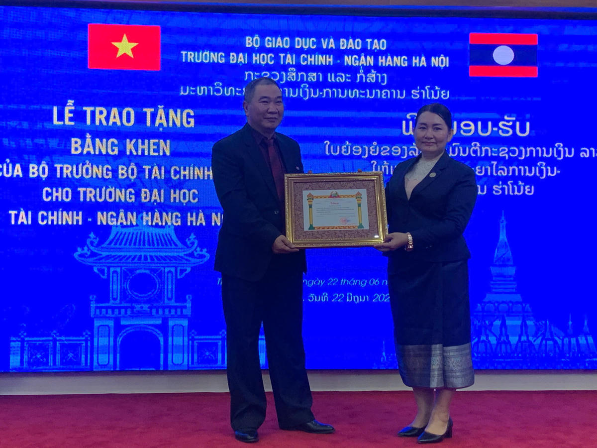 Thừa ủy quyền Bộ trưởng Bộ Tài chính nước CHDCND Lào, TS. Vongphachanh Vongpadith, Giám đốc Học viện Kinh tế - Tài chính cơ sở miền Bắc, trao Bằng khen của Bộ trưởng Bộ Tài chính Lào cho PGS.TSKH Bùi Xuân Biên, Chủ tịch Hội đồng FBU.