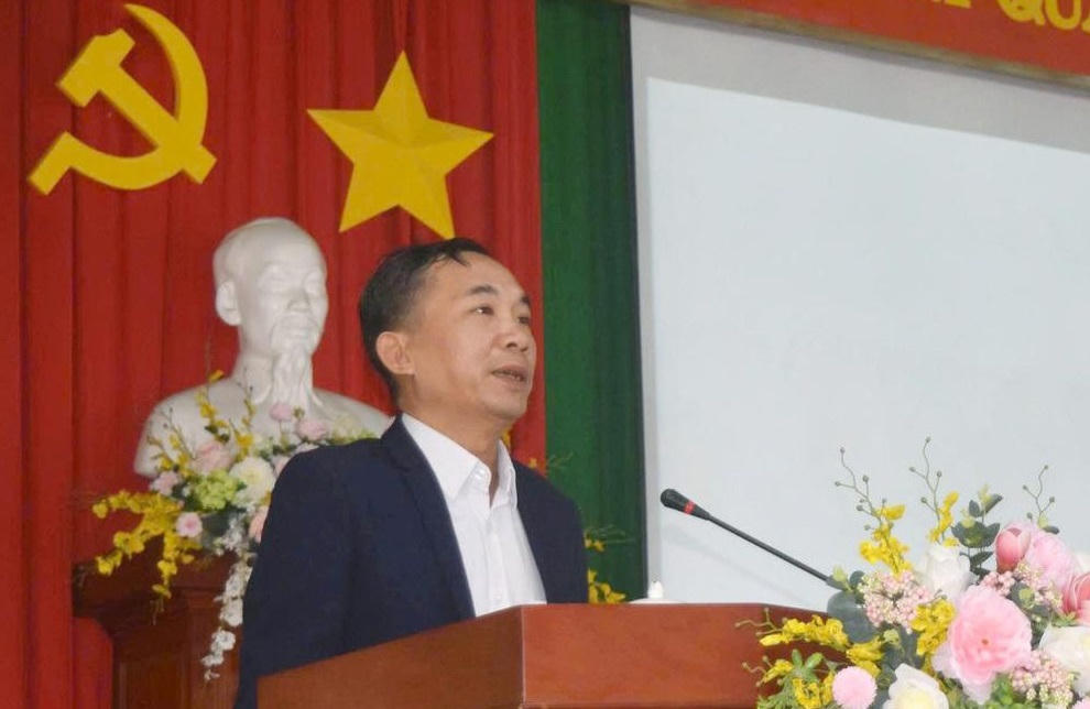 Ông Hoàng Mạnh Thắng, Phó Trưởng Ban Tuyên giáo và Dân vận Tỉnh ủy Lâm Đồng, phát biểu tại lễ khai giảng.