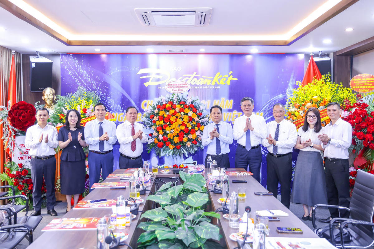 Phó Bí thư Thường trực Đảng ủy MTTQ, các đoàn thể Trung ương, Phó Chủ tịch UBTƯ MTTQ Việt Nam Nguyễn Phi Long tặng hoa chúc mừng Báo Đại đoàn kết.