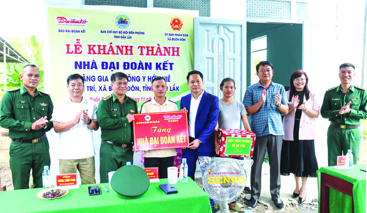 Báo Đại đoàn kết tặng nhà đại đoàn kết tại Đắk Lắk.