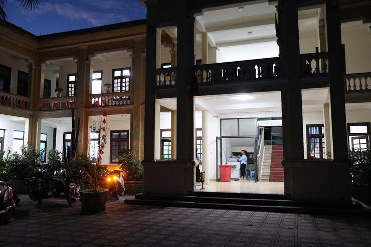 Với tinh thần khẩn trương nỗ lực vì công tác giải phóng mặt bằng, nhiều đêm muộn Ban Quản lý dự án đầu tư - hạ tầng xã Tam Hưng vẫn sáng đèn.