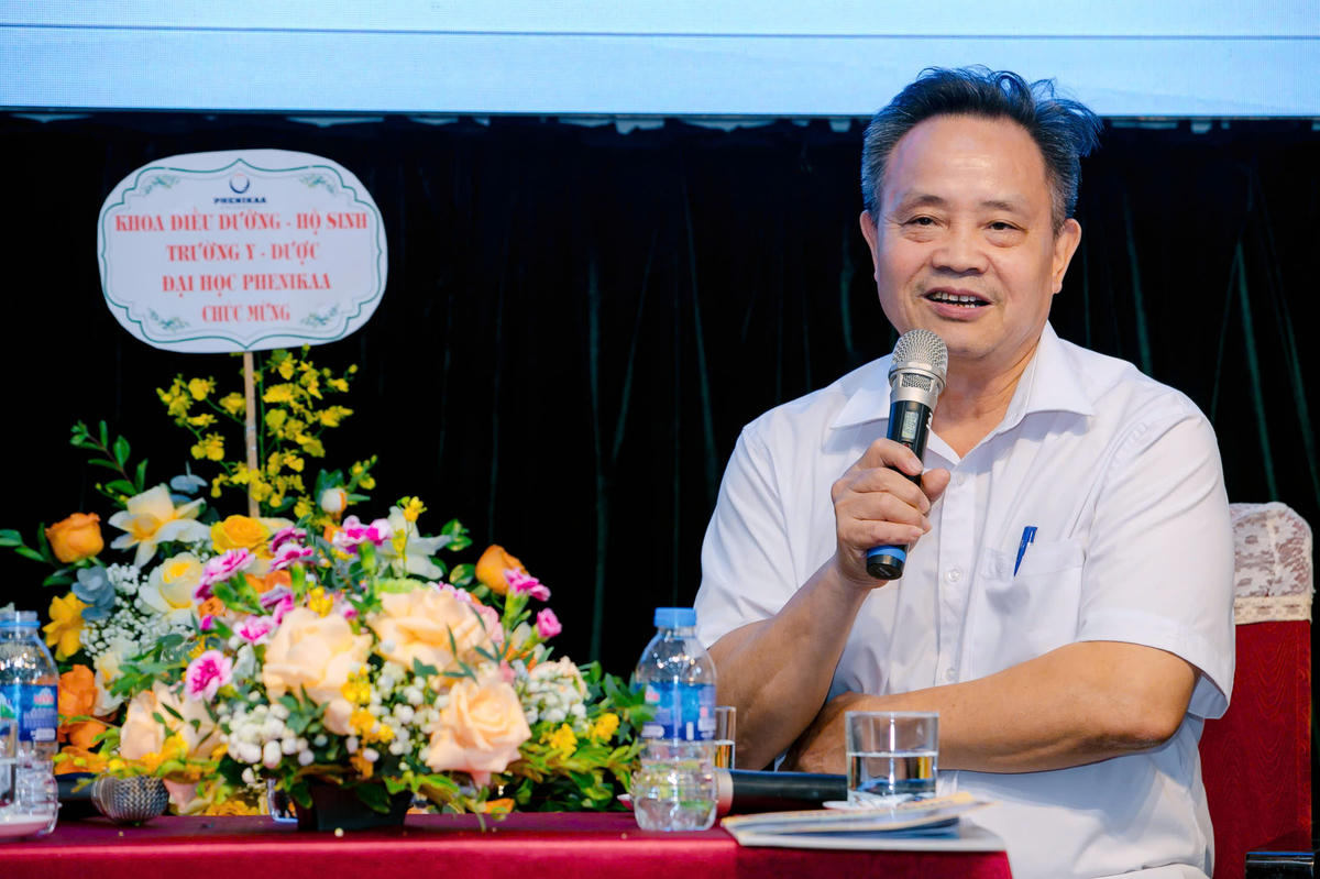 Tiến sĩ Trần Quang Huy, Phó Chủ tịch Hiệp Hội Điều Dưỡng Việt Nam phát biểu tại tọa đàm.