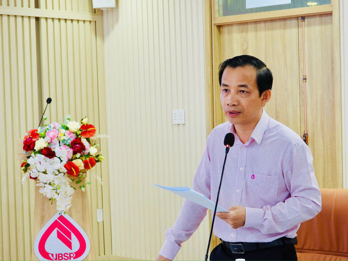 Ông Đào Thái Hoà Giám đốc chi nhánh NHCSXH tỉnh Đắk Lắk báo cáo.